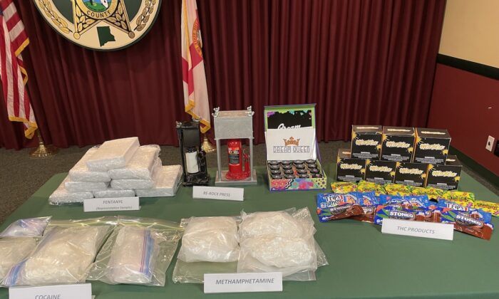 Autoridades de Florida cancelaron una operación de tráfico de fentanilo e incautaron una cantidad suficiente para matar a más de 4 millones de personas, anunció la oficina de la fiscal general del estado de Florida el 21 de septiembre de 2022. (Oficina del Sheriff del Condado de Clay)