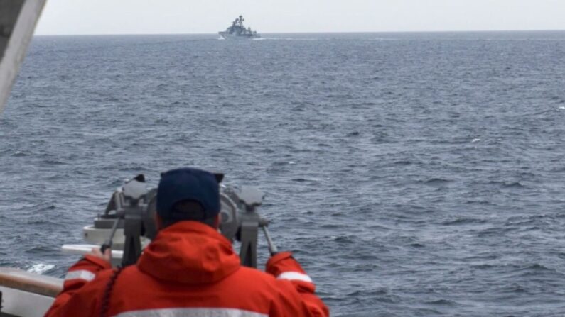 Un miembro de la tripulación de la Guardia Costera observa un buque en el Mar de Bering el 19 de septiembre. (Guardacostas de EE.UU.)
