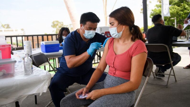 Una estudiante universitaria recibe la vacuna contra COVID-19 en la California State University Long Beach en Long Beach, California, el 11 de agosto de 2021. (Patrick T. Fallon/AFP a través de Getty Images)