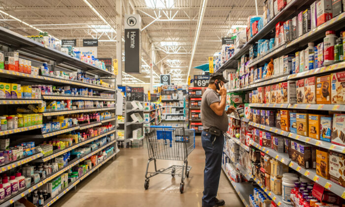Un cliente compra productos de nutrición en Houston, Texas, el 8 de julio de 2022. (Brandon Bell/Getty Images)