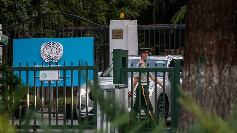 Un vehículo sale mientras un soldado cruza en la sede de la ONU en Beijing (China) este 1 de septiembre de 2022. EFE/EPA/Mark R. Cristino