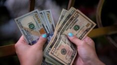 El precio del dólar oficial en Venezuela supera los ocho bolívares