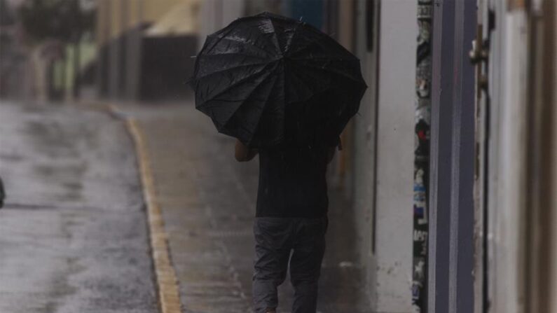 Una persona camina por la calle mientras se notan los efectos del huracán Fiona durante su paso en San Juan (Puerto Rico). EFE/ Thais Llorca