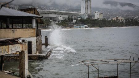 México en alerta por tormenta Orlene, que puede crecer a huracán categoría 1