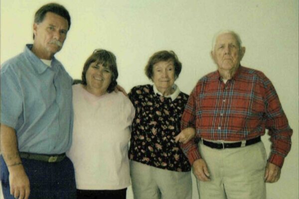 (De izquierda a derecha) Larry, su hermana, su madre y su padre en la prisión estatal de Ironwood, en Blythe, California. Esta fue tomada en la sala de visitas mientras Larry cumplía su condena de 13 años. (Cortesía de Larry Clements)