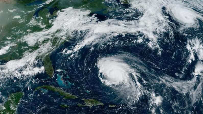Imagen satelital cedida el 7 de septiembre de 2022 por la Oficina Nacional de Administración Oceánica y Atmosférica de Estados Unidos (NOAA), a través del Centro Nacional de Huracanes (NHC), donde se muestra la localización de los huracanes Earl (i) y Danielle (d) en el Atlántico. EFE/NOAA-NHC
