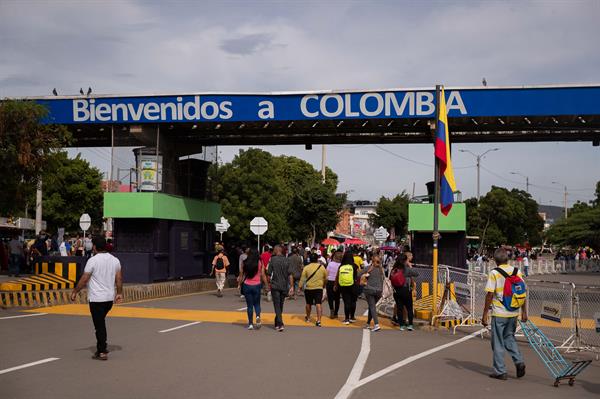 Personas cruzan el Puente Internacional Simón Bolívar rumbo a Cúcuta, Norte de Santander (Colombia), el 27 de septiembre de 2022. EFE/ Rayner Peña
