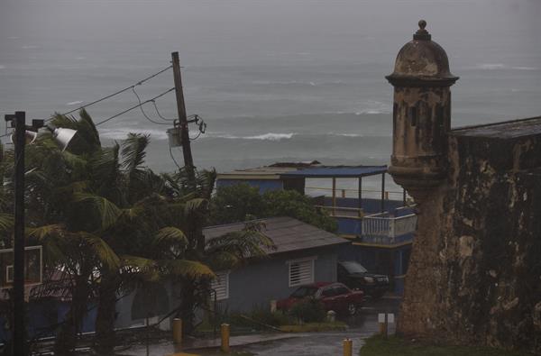 Fotografía del Atlántico desde la Perla durante el paso del huracán Fiona, en San Juan (Puerto Rico), el 18 de septiembre de 2022. EFE/Thais Llorca