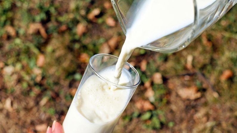 La leche es rica en vitamina B3, que es excelente para la piel.(Pixabay/ Couleur)