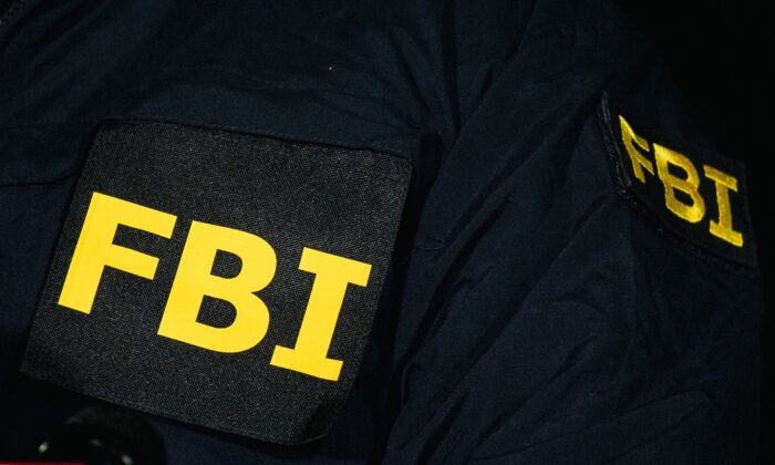 En una fotografía de archivo, se ve etiqueta del FBI en el uniforme de uno de sus agentes. (Brandon Bell/Getty Images)