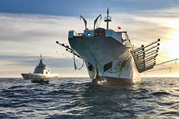 Un buque pesquero chino operando ilegalmente en la zona económica exclusiva de Argentina el 4 de mayo de 2020. (Handout/Oficina de Prensa de la Armada Argentina/AFP/Getty Images)
