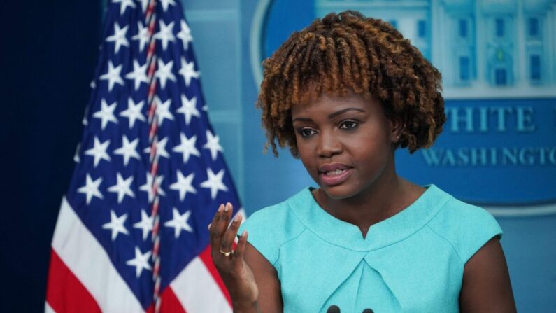 La secretaria de prensa de la Casa Blanca, Karine Jean-Pierre, habla con los periodistas en Washington el 6 de septiembre de 2022. (Mandel Ngan/AFP vía Getty Images)
