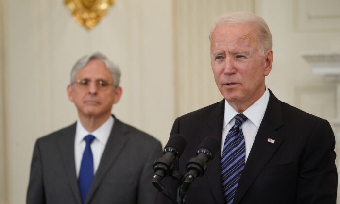 El fiscal general Merrick Garland y Joe Biden hablan sobre la prevención del delito, en la Casa Blanca, el 23 de junio de 2021. (Mandel Ngan/AFP vía Getty Images)

