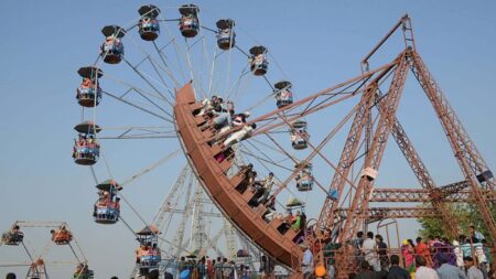 Aterrador momento en que un juego mecánico se desploma en una feria