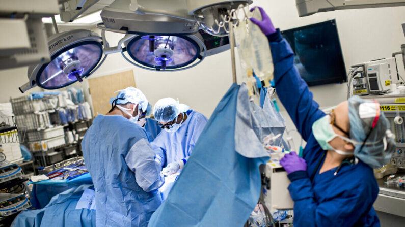 Un riñón se sutura a un paciente receptor durante un trasplante de riñón en el Hospital Johns Hopkins de Baltimore el 26 de junio de 2012. (Brendan Smialowski/AFP/GettyImages)
