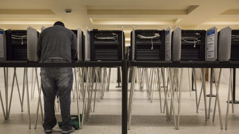 Un hombre vota en las primarias de California en el Ayuntamiento de San Francisco el 7 de junio de 2016. (Andrew Burton/Getty Images)
