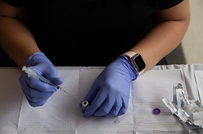 Un trabajador sanitario prepara una vacuna COVID-19 en Southfield, Michigan, en una imagen de archivo del 24 de agosto de 2021. (Emily Elconin/Getty Images)
