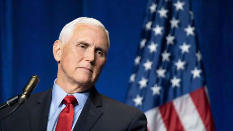 El ex vicepresidente Mike Pence se dirige a una multitud durante un evento patrocinado por la organización Palmetto Family en Columbia, Carolina del Sur, el 29 de abril de 2021. (Sean Rayford/Getty Images)
