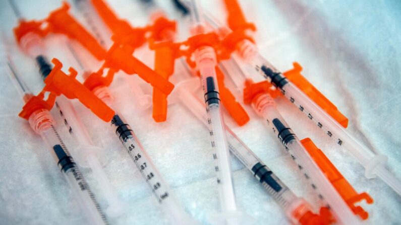Jeringas que contienen una vacuna COVID-19 en Needham, Massachusetts, el 21 de junio de 2022. (Joseph Prezioso/AFP vía Getty Images)