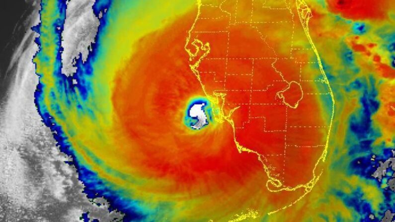 Una imagen del satélite de la Administración Nacional Oceánica y Atmosférica tomada a la 1 de la tarde del 28 de septiembre de 2022, muestra la pared del ojo del huracán Ian acercándose a la costa de Florida. (NOAA.gov)
