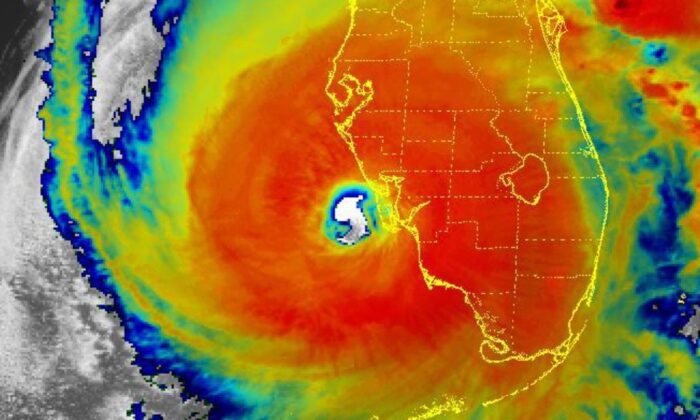 Una imagen satelital de la Administración Nacional Oceánica y Atmosférica tomada a la 1 p. m. del 28 de septiembre de 2022 muestra la pared del ojo del huracán Ian acercándose a la costa de Florida. (NOAA.gov)