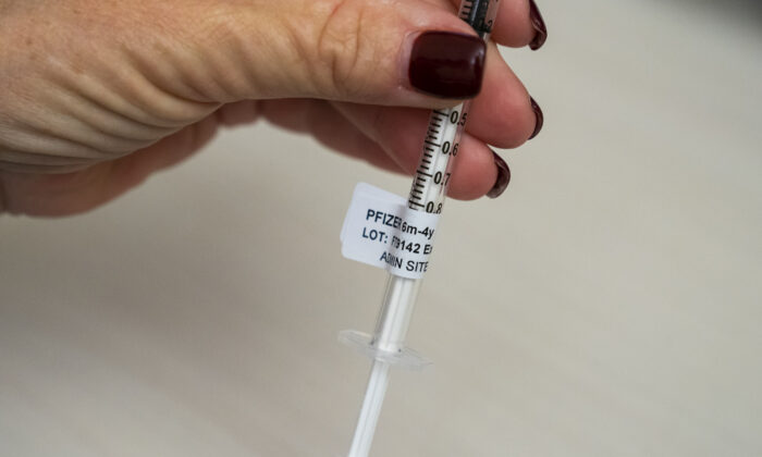 Enfermera sostiene una jeringa que contiene una dosis de la vacuna contra COVID-19 de Pfizer para niños menores de cinco años, en el Centro Médico UW-Roosevelt, en Seattle, Washington, el 21 de junio de 2022. (David Ryder/Getty Images)