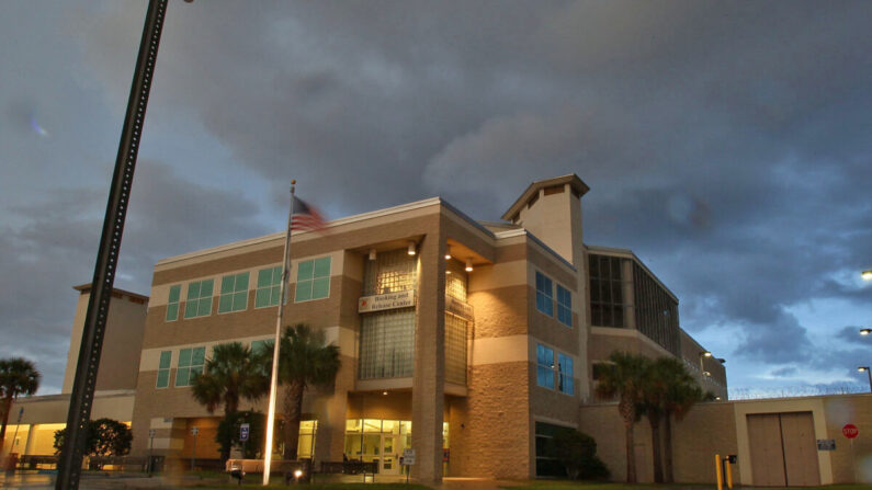Nubes de tormenta pasan sobre el Centro de Arresto y Liberación en la Cárcel del Condado de Orange en Orlando, Florida, el 16 de julio de 2011. (Mark Wilson/Getty Images)
