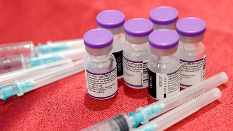 Jeringas y viales de la vacuna contra el COVID-19 de Pfizer-BioNTech en Netanya, Israel, el 5 de enero de 2022. (Jack Guez/AFP vía Getty Images)
