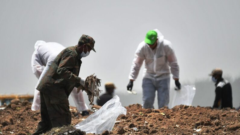 Expertos forenses revisan la tierra en busca de restos en el lugar del accidente del avión Boeing 737 MAX operado por Ethiopian Airlines, en la aldea de Hama Quntushele, en la región de Oromia, el 14 de marzo de 2019. (Tony Karumba/AFP/Getty Images)
