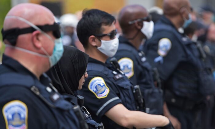 Oficiales de policía cerca de la Casa Blanca en Washington, el 23 de junio de 2020. (Brendan Smialowski/AFP a través de Getty Images)