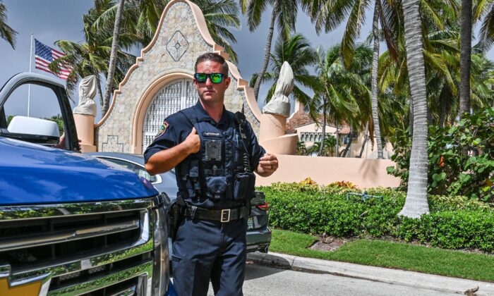 Un agente de la ley se encuentra afuera de Mar-a-Lago en Palm Beach, Florida, el 8 de agosto de 2022. (Giorgio Viera/AFP/Getty Images)