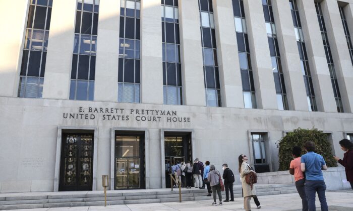 Los posibles jurados y otros visitantes esperan fuera de la Corte de Estados Unidos E. Barrett Prettyman, en Washington, el 27 de septiembre de 2022. (Kevin Dietsch/Getty Images)