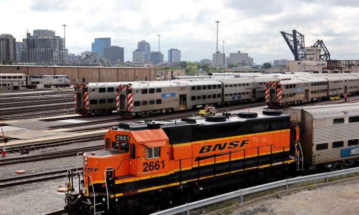 Una locomotora del BNSF tira de los vagones del Metra en el patio ferroviario de Metra/BNSF en las afueras del centro de Chicago el 13 de septiembre de 2022. (Scott Olson/Getty Images)