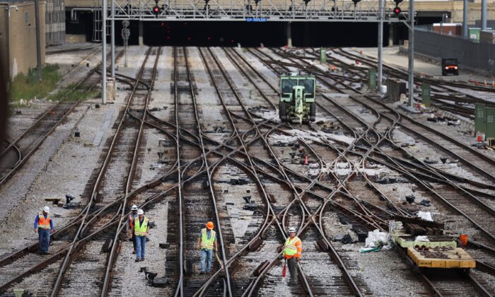Los trabajadores reparan las vías en el almacén ferroviario Metra/BNSF en las afueras del centro de Chicago, el 13 de septiembre de 2022. (Scott Olson/Getty Images)
