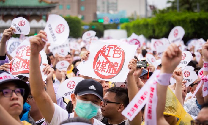 Decenas de miles salieron a la calle para protestar contra los medios pro-China, en Taiwán, el 23 de junio de 2019. (Chen Bozhou/The Epoch Times)
