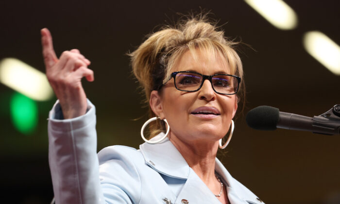 La candidata a la Cámara de Representantes de EE. UU., la ex gobernadora de Alaska, Sarah Palin, habla durante un mitin "Save America" (Salvemos Estados Unidos) en el Alaska Airlines Center en Anchorage, Alaska, el 9 de julio de 2022. (Justin Sullivan/Getty Images)
