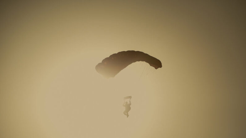 Foto de archivo de un paracaidista. (Money Sharma/AFP vía Getty Images)