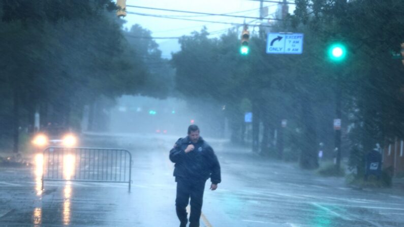 Un oficial de policía camina por una calle mientras la lluvia del huracán Ian comienza a causar inundaciones en Charleston, Carolina del Sur, el 30 de septiembre de 2022. (Scott Olson/Getty Images)
