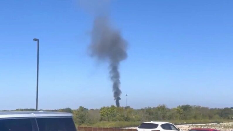 El humo se eleva después de que un avión militar se estrelló en una zona residencial en Lake Worth, Texas, el 19 de septiembre de 2021. (Cortesía de J Shaw/Screenshot via NTD)
