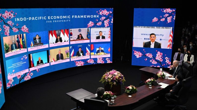 El presidente de Estados Unidos, Joe Biden, y el primer ministro japonés, Fumio Kishida, asisten al Marco Económico Indo-Pacífico para la Prosperidad con otros líderes regionales a través de una videoconferencia en la Galería Izumi Garden de Tokio el 23 de mayo de 2022. (Saul Loeb/AFP vía Getty Images)
