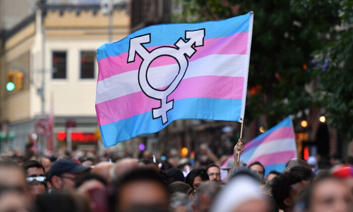 Una persona sostiene una bandera del orgullo transgénero en Nueva York el 28 de junio de 2019. (Angela Weiss/AFP/Getty Images)