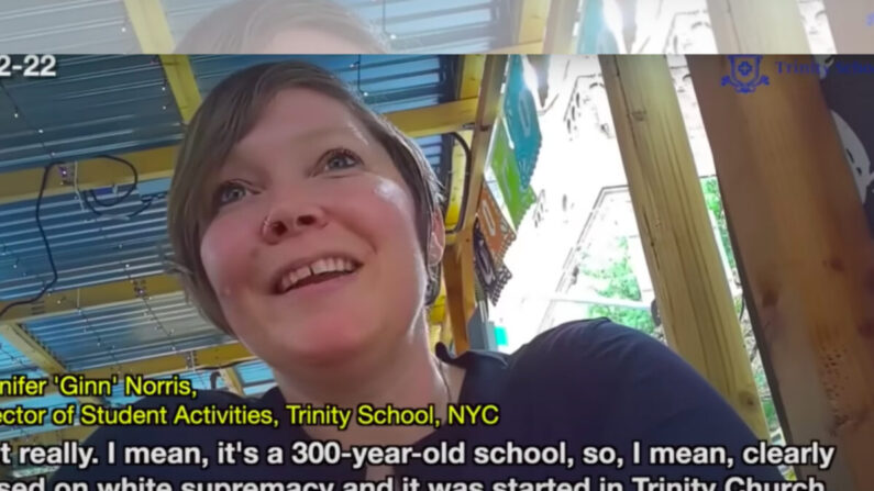 Jennifer 'Ginn' Norris, entonces directora de actividades estudiantiles de Trinity School de Nueva York, habla con un periodista encubierto del Proyecto Veritas en un vídeo con fecha del 12 de junio de 2022. (Captura de pantalla vía The Epoch Times)
