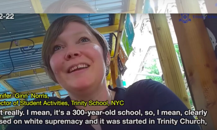 En un vídeo fechado el 12 de junio, Jennifer 'Gina' Norris, directora de actividades estudiantiles de la escuela Trinity de Nueva York, habla con un periodista encubierto de Project Veritas. (Project Veritas/YouTube)