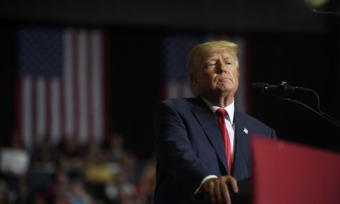 El expresidente Donald Trump habla en un mitin en Youngstown, Ohio, el 17 de septiembre de 2022. (Jeff Swensen/Getty Images)