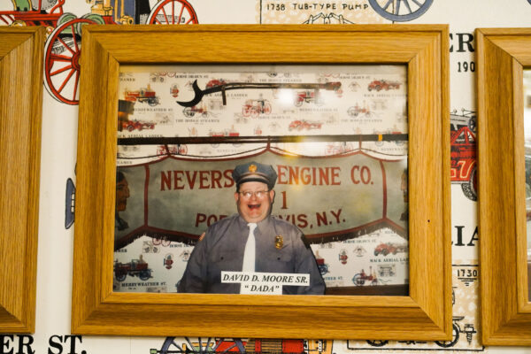 Una foto del patriarca de la familia de bomberos de cuatro generaciones, David D. Moore Sr., cuelga en la pared de la Neversink Engine Company en Port Jervis, Nueva York, el 9 de septiembre del 2022. (Cara Ding/The Epoch Times)