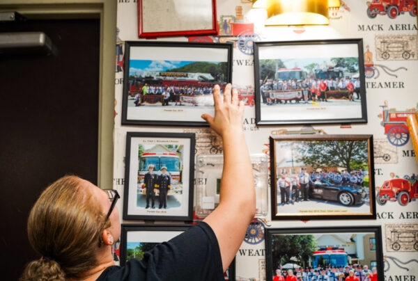 Briana Moore habla de su foto favorita que le tomaron a ella y a otros bomberos voluntarios durante el Desfile de Bomberos de Port Jervis en 2015. Poco después del desfile, se convertiría en bombera junior. (Cara Ding/The Epoch Times)