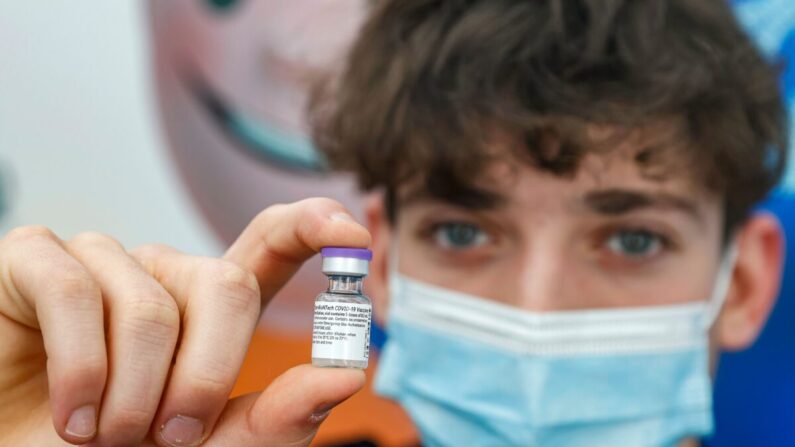 Un adolescente de 16 años recibe una dosis de la vacuna COVID-19 de Pfizer-BioNtech en los Servicios de Salud de Clalit, en la ciudad costera mediterránea israelí de Tel Aviv, el 23 de junio de 2021. 23, 2021. (JACK GUEZ/AFP vía Getty Images)
