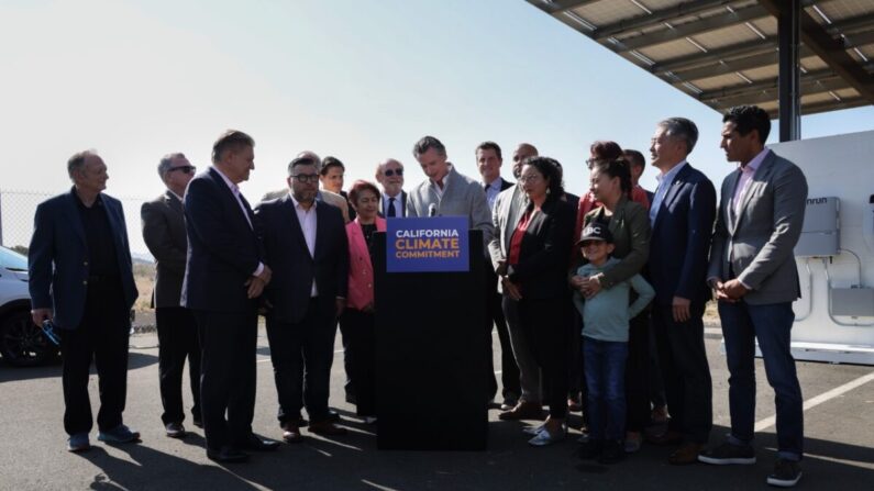 El gobernador Gavin Newsom promulga la ley CARE (Asistencia, Recuperación y Empoderamiento de la Comunidad) junto a líderes estatales y locales y partes interesadas en San José, California, el 14 de septiembre de 2022. (Cortesía de la Oficina del Gobernador Gavin Newsom)