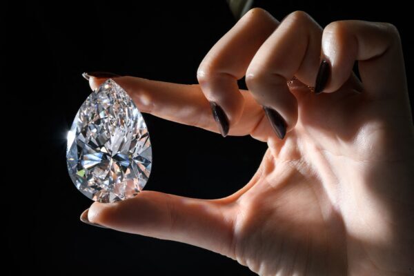 Científicos de Australia y el Reino Unido establecieron la existencia de la lonsdaleíta, un raro diamante hexagonal no más grande que un cabello humano. La imagen muestra "La Roca", un diamante blanco en forma de pera de 228,31 quilates, en Ginebra el 6 de mayo de 2022. (Fabrice Coffrini/AFP vía Getty Images)