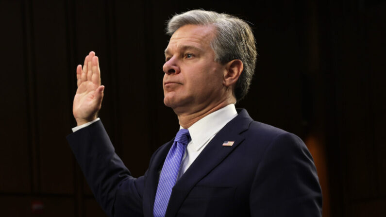 El director del FBI, Christopher Wray, jura su cargo durante una audiencia ante el Comité Judicial del Senado en el edificio de oficinas del Senado Hart, en el Capitolio, en Washington, el 4 de agosto de 2022. (Alex Wong/Getty Images)
